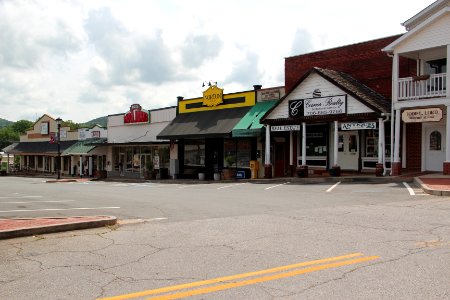Storefronts in Cleveland, Georgia, April 2017 2