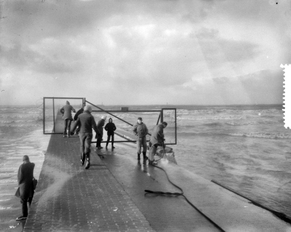 Storm in IJmuiden op de pier, Bestanddeelnr 910-9583
