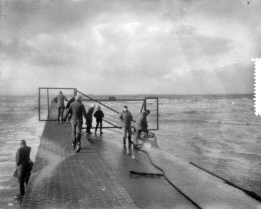 Storm in IJmuiden op de pier, Bestanddeelnr 910-9583