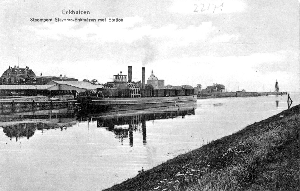Stoompont naar Stavoren te Enkhuizen; circa 1905