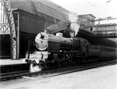 Stoomlocomotief uit de 3900-serie met wagons in het Centraal Station, Bestanddeelnr 252-1012