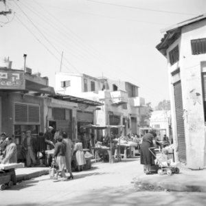 Straat in Tel Aviv met winkels, straathandelaars en winkelend publiek, waaronder, Bestanddeelnr 255-1309