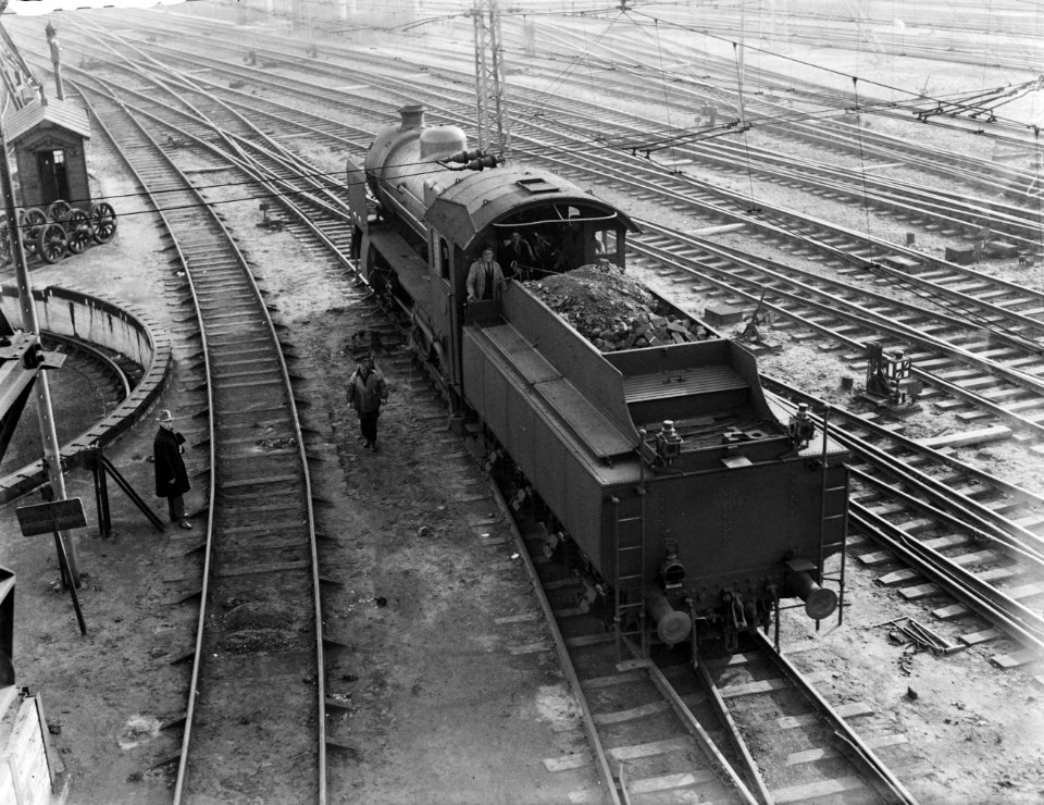 Stoomlocomotief met tender gevuld met kolen op het spooremplacement, Bestanddeelnr 252-1032