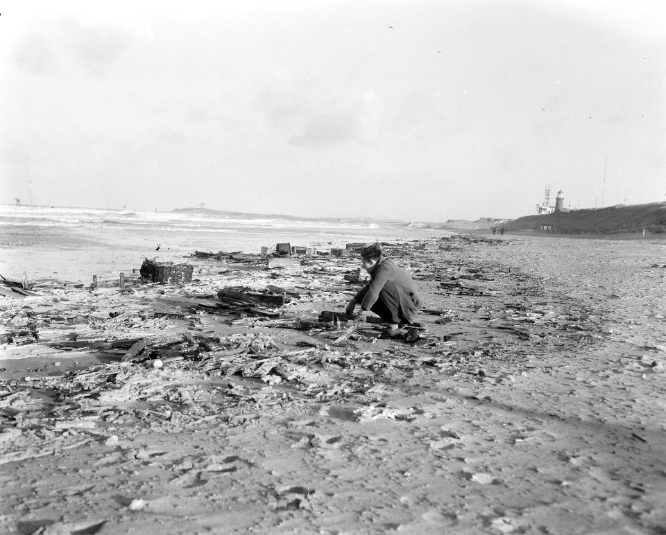 Storm aan de kust. Aangespoelde voorwerpen, Bestanddeelnr 908-1639