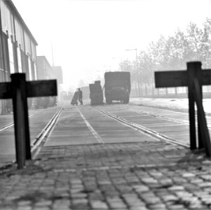 Stootblok, treinrails en het lossen van een vrachtauto bij de Meneba aan de Brielselaan. Rotterdam - NL-RtSA 4121 22212-3-5-01