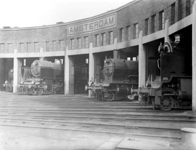 Stoomlocomotieven in het depot van het Centraal Station, Bestanddeelnr 252-1023