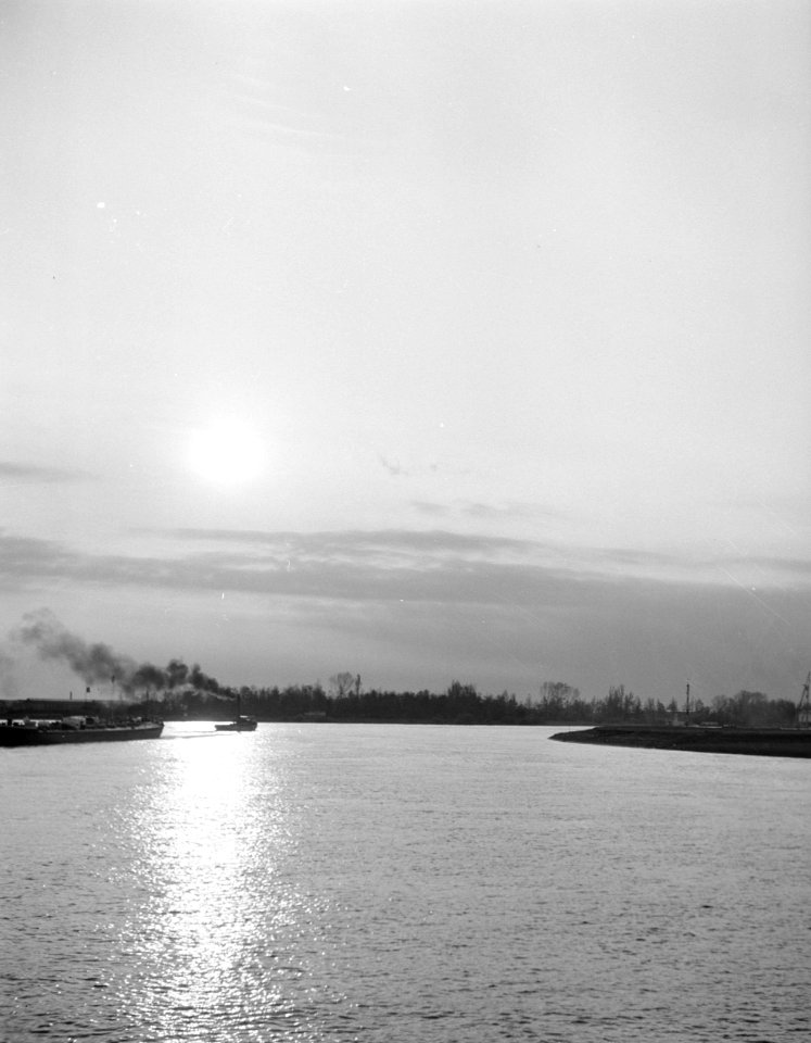 Stoomsleper met binnenvaartschip op de Waal bij zonsondergang, Bestanddeelnr 254-0934