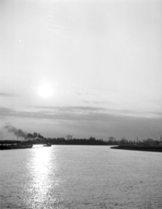 Stoomsleper met binnenvaartschip op de Waal bij zonsondergang, Bestanddeelnr 254-0934