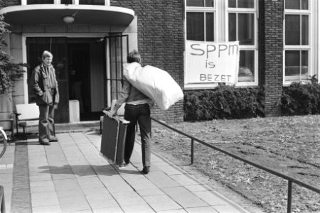 Stork Plastic (SPPM) bezet door werknemers dekens en veldbedden worden naar bin, Bestanddeelnr 929-1580