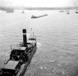 Stoomsleepboot op de Rijn, gezien vanaf de Friedrich-Eber-Brücke, Bestanddeelnr 254-1001