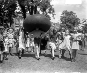 Straatjongen met auto of vliegtuigbinnenband, Bestanddeelnr 905-1728 photo