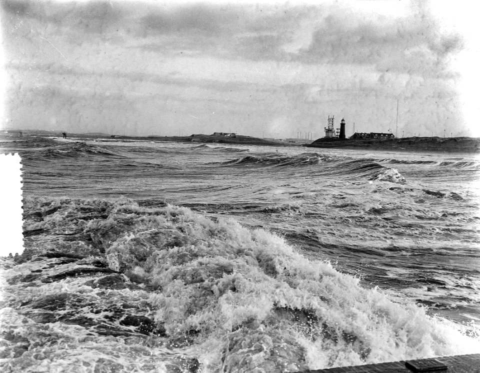 Storm langs de kust, wilde golven, Bestanddeelnr 907-5535
