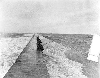Storm langs de kust, vissen in de storm op pier IJmuiden, Bestanddeelnr 907-5536