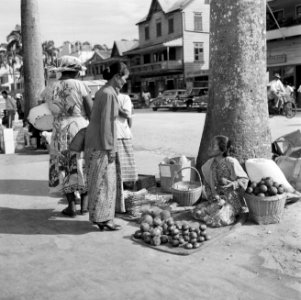 Straatverkopers in de Jodenbreestraat in Paramaribo, Bestanddeelnr 252-4970