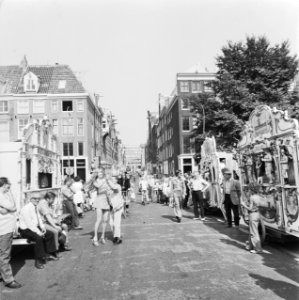 Straatorgels bij opening gerestaureerd pand hoek Amstel en Nieuwe Kerkstraat te , Bestanddeelnr 926-5393