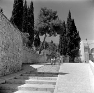 Straatje in Ein Karem met trappen en drie wandelaars, Bestanddeelnr 255-0434