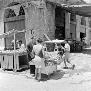 Straathandelaren in groenten en fruit in Tel Aviv met klanten, Bestanddeelnr 255-1303