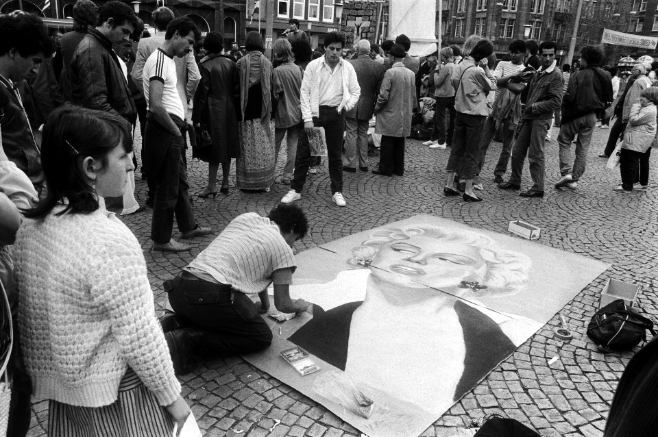 Straattekenaar tekent Marilyn Monroe op de Dam, Bestanddeelnr 932-5960