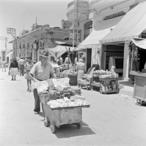 Straat in Tel Aviv met winkels, straathandelaars en winkelend publiek. Een immig, Bestanddeelnr 255-1307