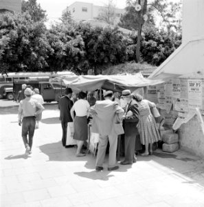 Straatverkoper van boeken met klandizie rondom de kraam, Bestanddeelnr 255-1813