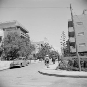 Straat in Tel Aviv met een geparkeerde personenauto, Bestanddeelnr 255-1358