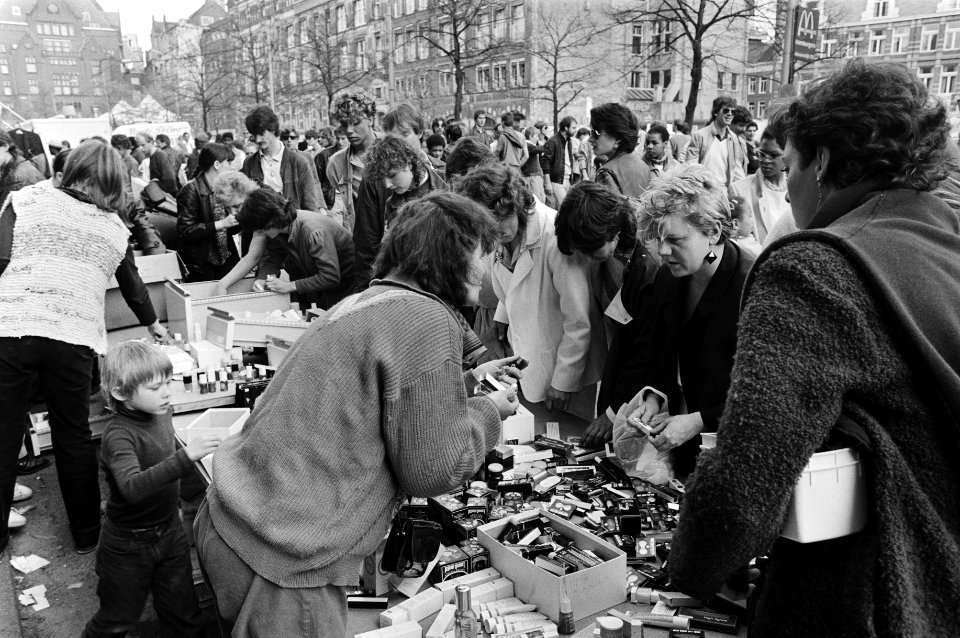 Straatverkoop door volwassenen op de vrijmarkt, Bestanddeelnr 932-5791