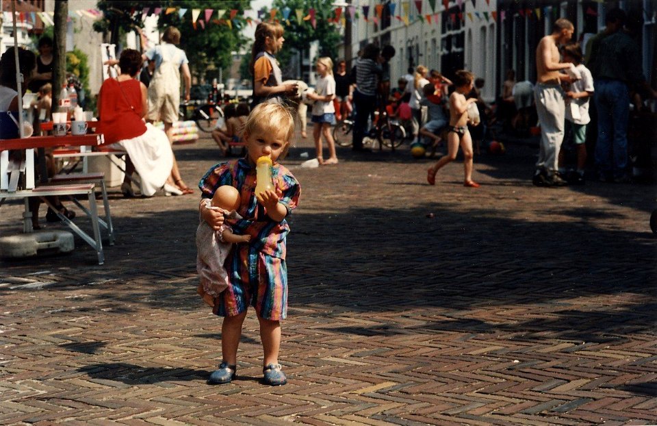 Straatspeel-activiteiten Tetterodestraat. Aangekocht in 1997 van United Photos de Boer bv, NL-HlmNHA 54036355