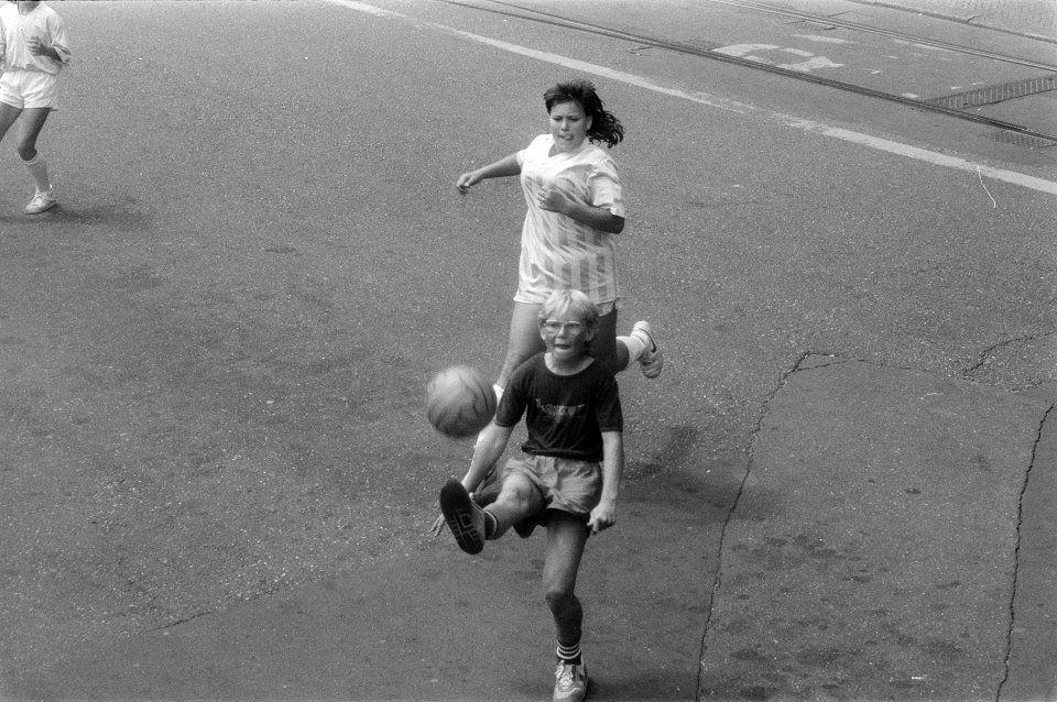 Straatvoetbalkampioenschap Rotterdam-Amsterdam op Amsterdamse Dam (ook opdracht , Bestanddeelnr 933-6939