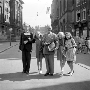 Straattafereel in de Damstraat tijdens de feestweek De jeugd op pad, Bestanddeelnr 255-7154