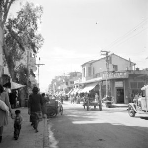 Straat in Tel Aviv met winkels, straathandelaars en winkelend publiek, Bestanddeelnr 255-1308