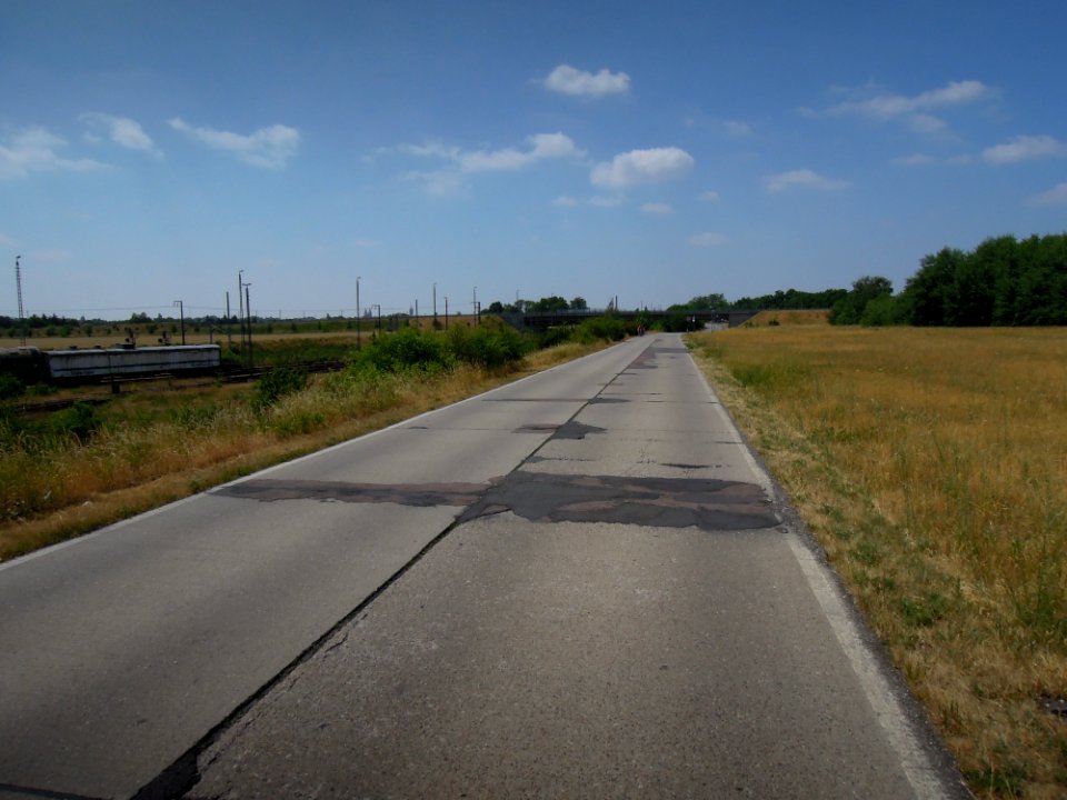 Straßenüberführung (bzw. Brücke) Potsdamer Ring vom Standort Hüfnerstraße gesehen in Lutherstadt Wittenberg im Juni 2018a