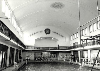 Stoop's Bad ingebruik genomen in 1924, opgeknapt in 1984. Aangekocht in 1984 van fotograaf C. de Boer. - Gepubliceerd in het Haarlems Dagblad dd. 11-02-1984. Identificatienummer 54-014417, NL-HlmNHA 54014417