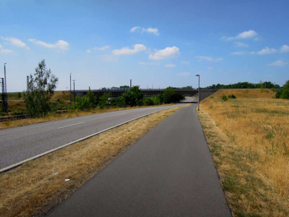 Straßenüberführung (bzw. Brücke) Potsdamer Ring vom Standort Hüfnerstraße gesehen in Lutherstadt Wittenberg im Juni 2018b