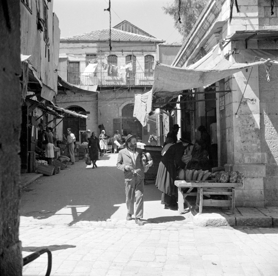 Straatje met winkelend publiek in de wijk Mea Shearim, Bestanddeelnr 255-0384
