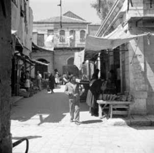 Straatje met winkelend publiek in de wijk Mea Shearim, Bestanddeelnr 255-0384