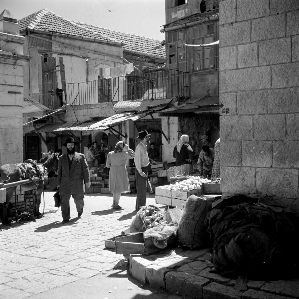 Straatje met voorbijganger en winkelend publiek in de wijk Mea Shearim, Bestanddeelnr 255-0386
