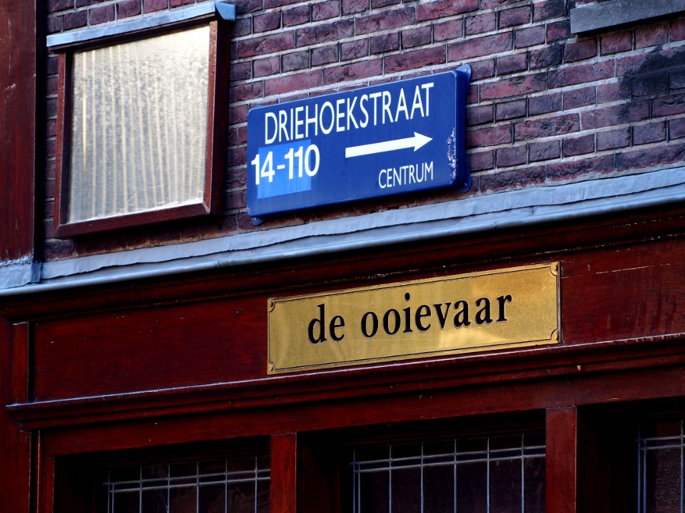 Straatnaambord Driehoekstraat, & naambord de Ooievaar