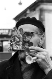 Straatmuzikant A Grootjen brengt mondharmonica in St Nicolaasstemming, Bestanddeelnr 911-8263