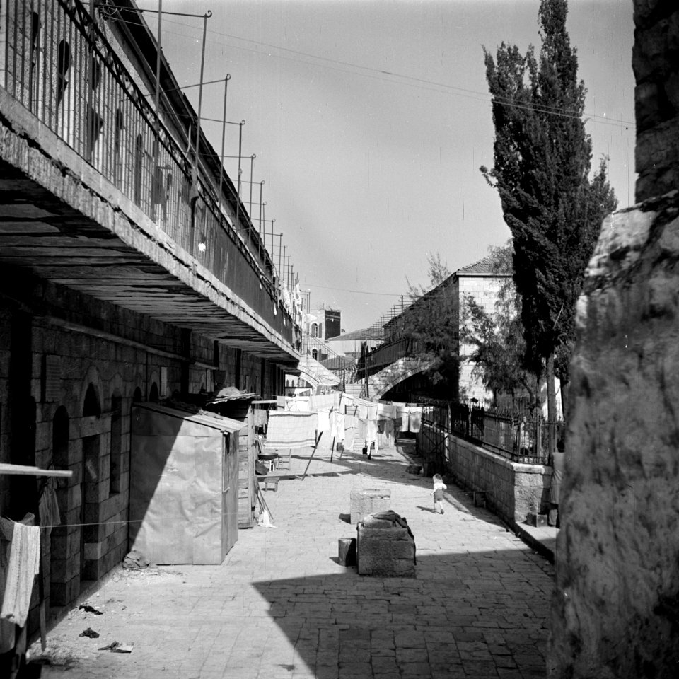 Straatje met een spelend kind en drogend wasgoed in de wijk Mea Shearim, Bestanddeelnr 255-0378