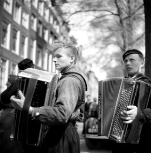Straatmuzikanten in Volendams kostuum, Bestanddeelnr 254-2320