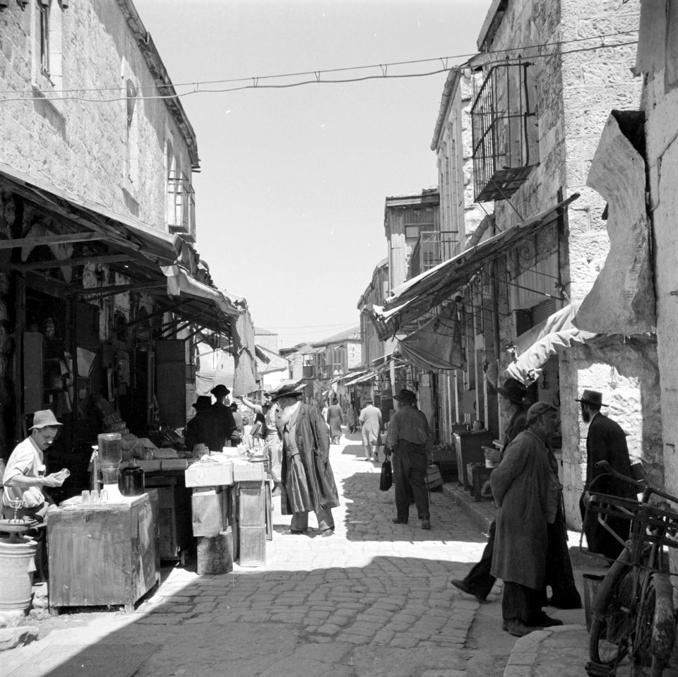Straatje met winkels in de wijk Mea Shearim, Bestanddeelnr 255-0381