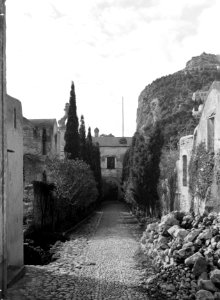 Straatje met cipressen in Anacapri, Bestanddeelnr 252-0022