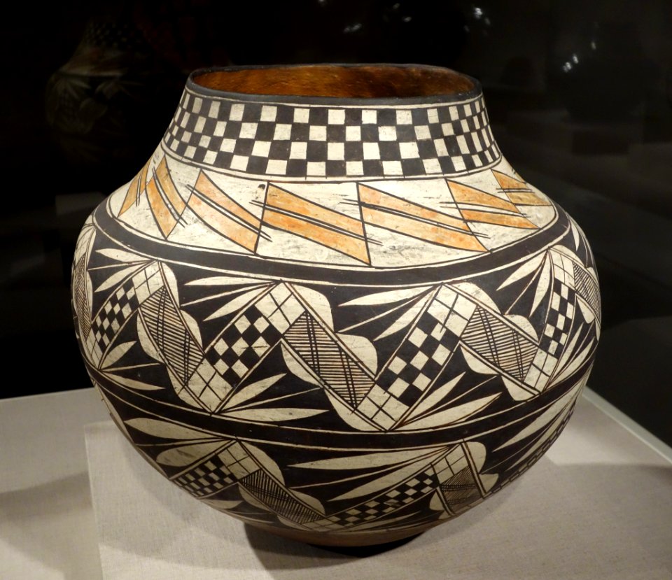 Storage jar (olla), New Mexico, Acoma Pueblo, c. 1890-1910, earthenware and pigment - De Young Museum - DSC00300