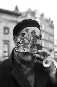 Straatmuzikant A Grootjen brengt mondharmonica in St Nicolaasstemming, Bestanddeelnr 911-8262