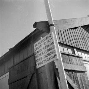 Straatnaambord Vrijheidsstraat in diverse talen Engels, Maleis, Frans, Russi…, Bestanddeelnr 255-9574
