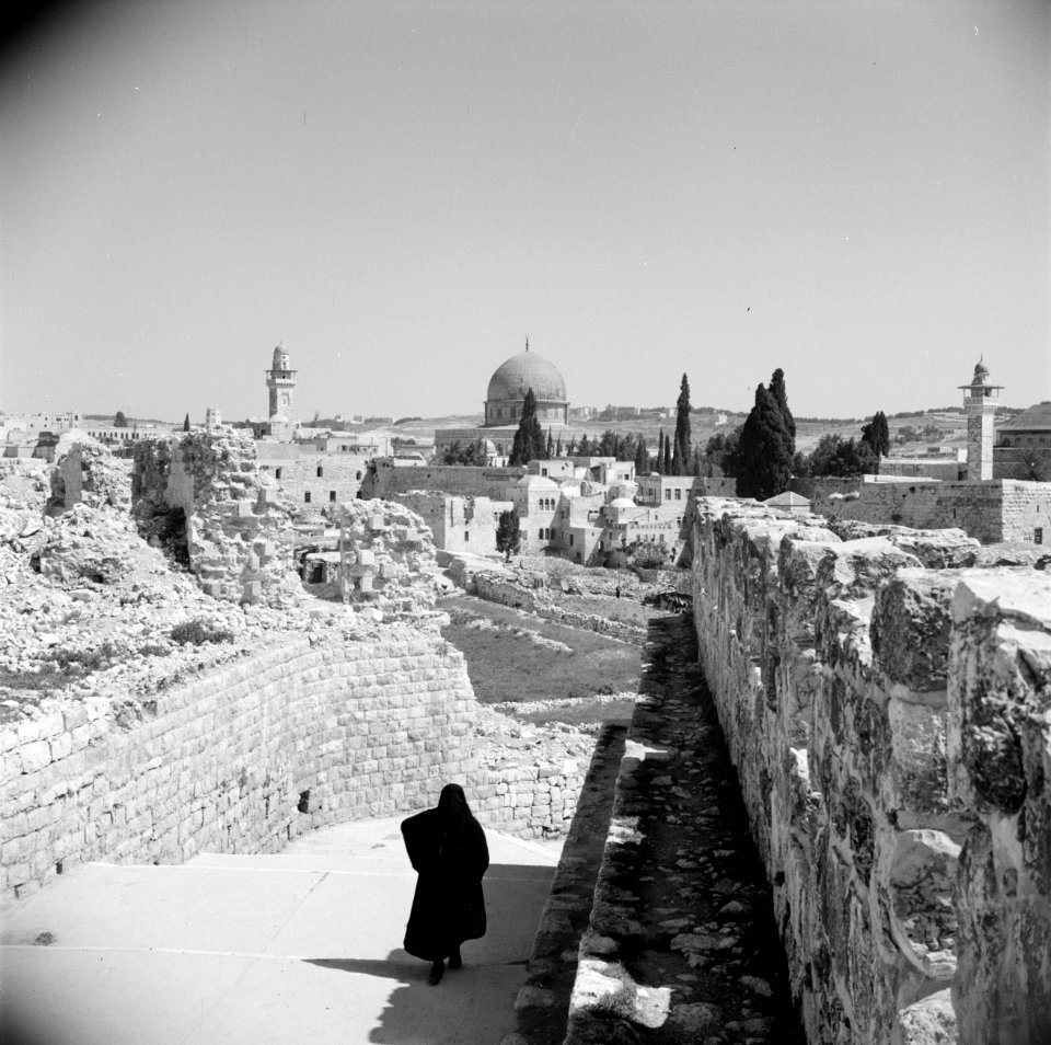 Straatje in Joodse wijk . Al Aqsa moskee in de verte, Bestanddeelnr 255-5372