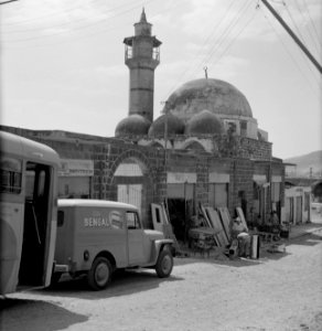 Straatje bij de Al Amarimoskee in Tiberias met werkplaatsen, waaronder een timme, Bestanddeelnr 255-4082