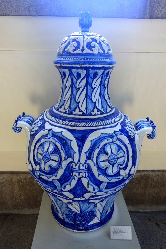 Storage jar, Fábrica de Santo António do Vale da Piedade, Portugal, 19th century, faience - Museu Nacional de Soares dos Reis - Porto, Portugal - DSC00330