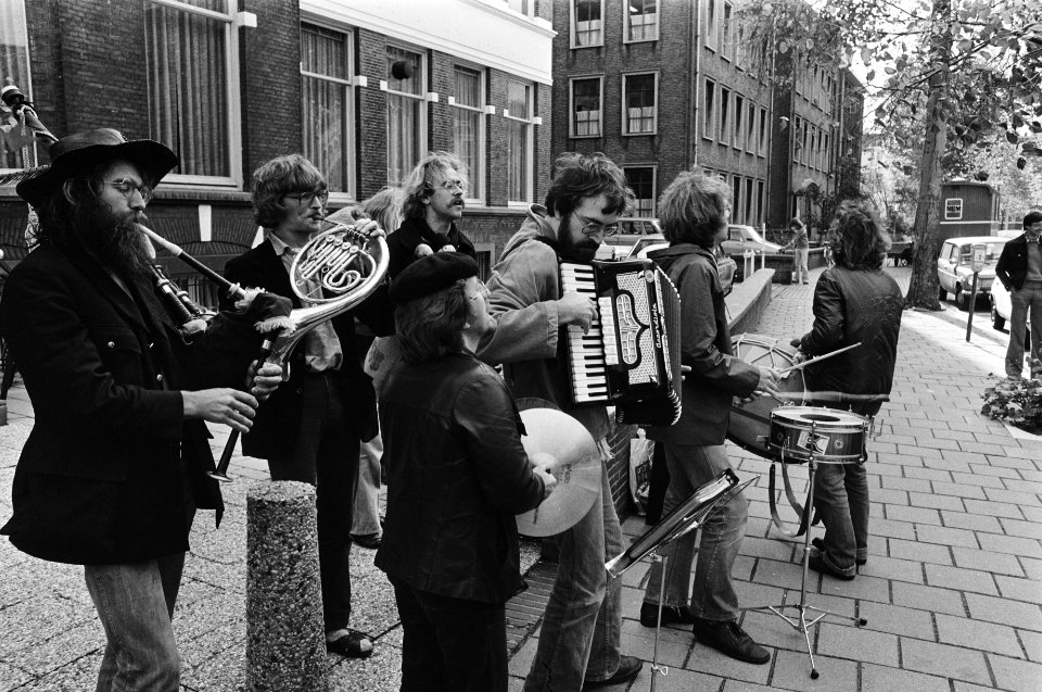Straatmuzikanten demonstreren voor Raad van State in Den Haag, Bestanddeelnr 929-9236