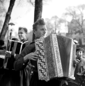 Straatmuzikanten in Volendams kostuum, Bestanddeelnr 254-2323